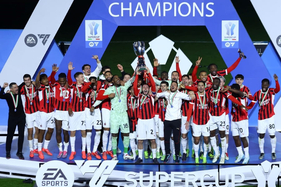 Les joueurs de Milan avec la Supercoupe d'Italie