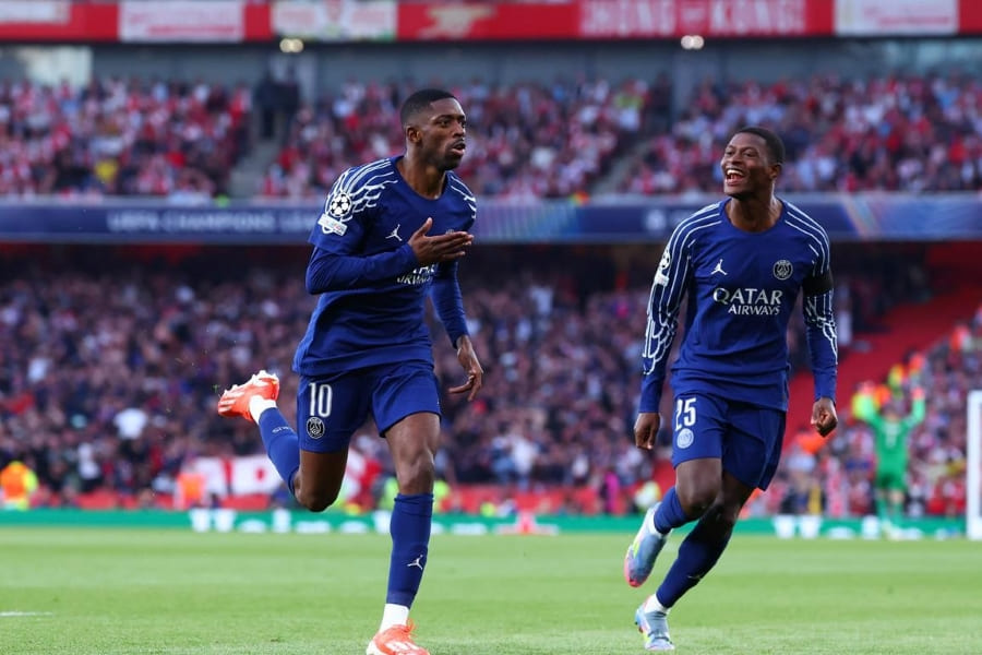 Ousmane Dembélé (10) fête son but contre Arsenal