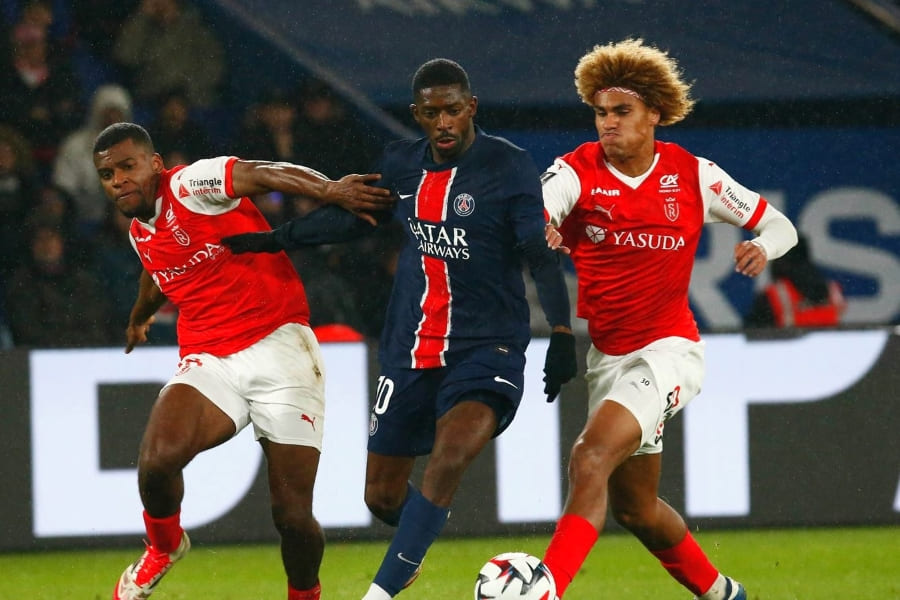 Ousmane Dembélé (c.) face à Reims
