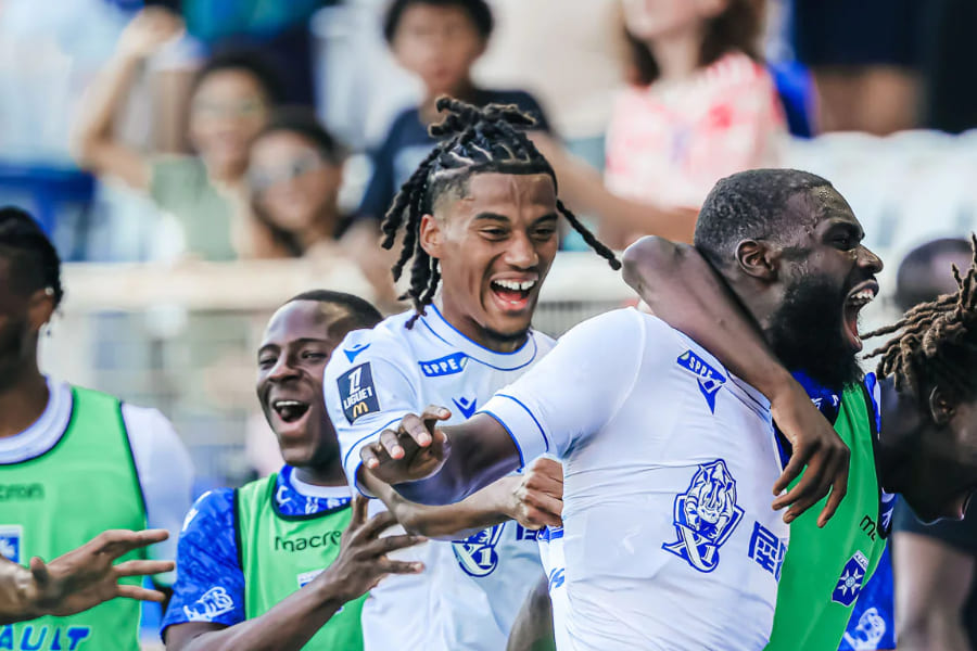 Clémént Akpa (c.) avec ses coéquipiers